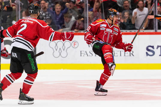 Örebros Shane Harper jublar