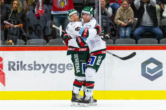 Frölundas Ryan Lasch jublar med Brandon Gormley