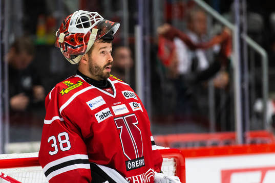 Örebros målvakt Dominik Furch deppar