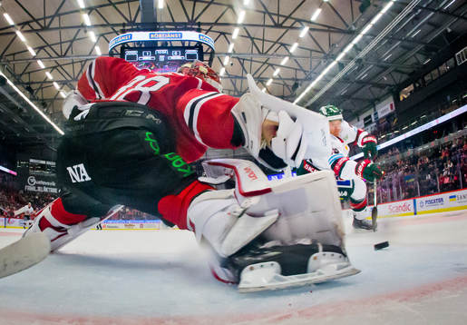 Frölundas Rhett Rakhshani gör 1-1 på Örebros målvakt