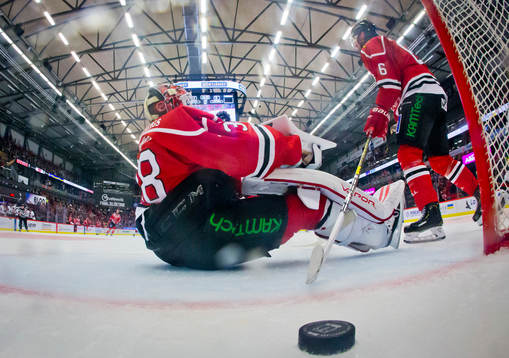Örebros målvakt Dominik Furch och Stefan Warg deppar