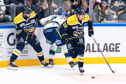 s Johannes Kinnvall tar pucken av Leksands Lucas Nordsäter