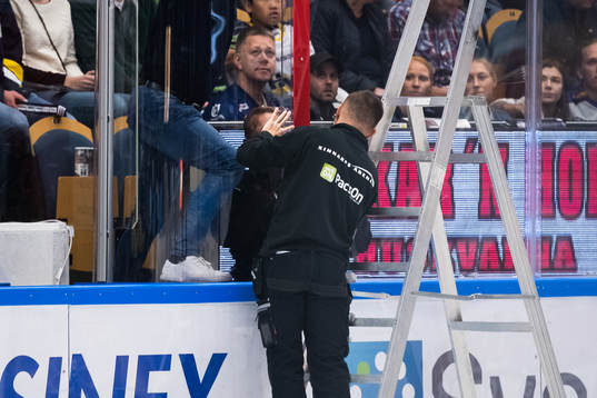 Vaktmästare lagar plexiglaset