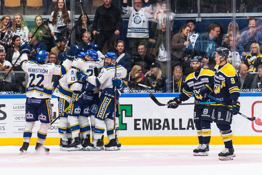Leksands Jonas Ahnelöv jublar med lagkamrater