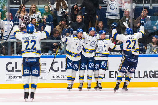 Leksands Jonas Ahnelöv jublar med lagkamrater