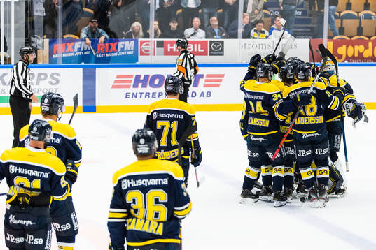 s Linus Sandin jublar med lagkamrater