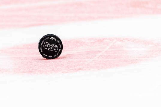 En puck med SHL och HV71 text