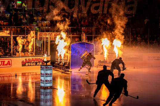 s spelare kommer in till ishockeymatchen i SHL mellan HV71
