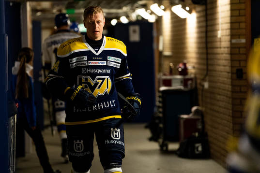 s Eric Martinsson på väg in i omklädningsrummet