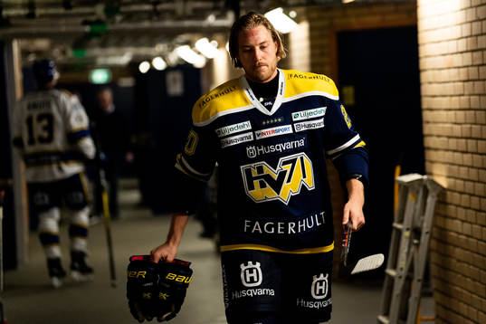 s Linus Sandin på väg in i omklädningsrummet