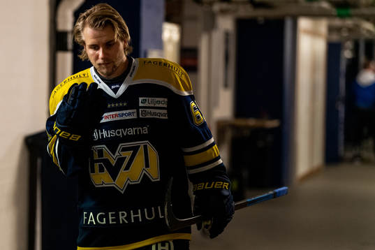 s Juuso Ikonen på väg in i omklädningsrummet