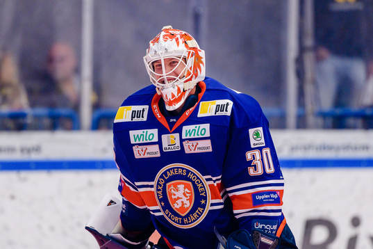 Växjös målvakt Viktor Fasth skrattar