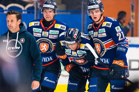 Växjös Peter Andersson får hjälp av isen