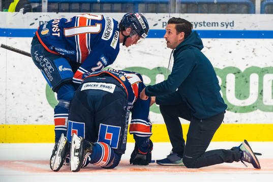 Växjös Peter Andersson får hjälp av massör Lenny