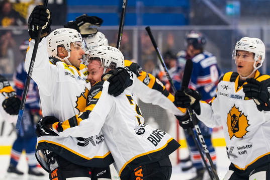 Skellefteås Joakim Lindström och Niclas Burström jublar