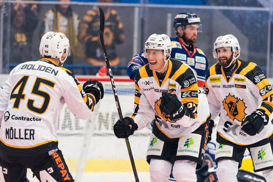 Skellefteås Robin Alvarez jublar med lagkamrater