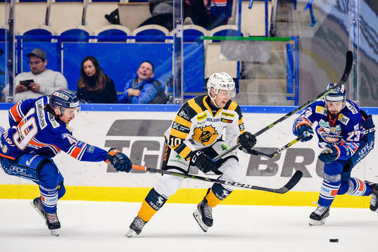 Skellefteås Joakim Lindström mellan Växjös David