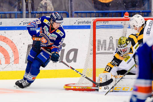 Växjös Pontus Holmberg oroar vid Skellefteås målvakt