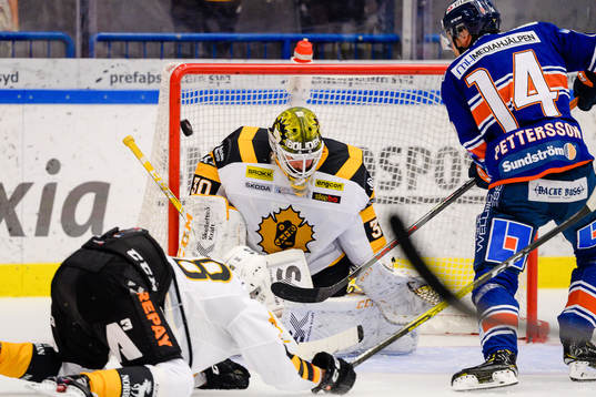 Växjös Emil Pettersson oroar framför Skellefteås
