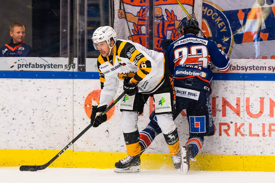 Skellefteås Filip Berglund tacklar Växjös Roman Horak