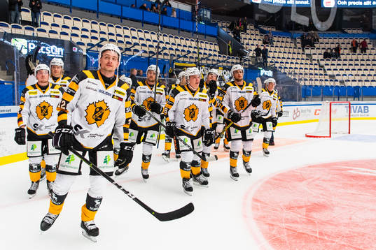 Skellefteås Adam Pettersson och lagkamrater jublar