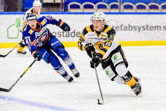 Växjös Ludvig Nilsson  jagar Skellefteås Jonatan Berggren