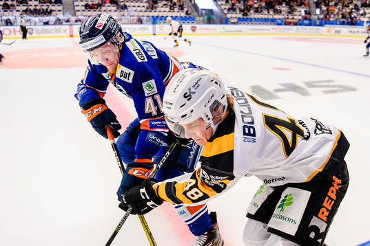 Växjös Ludvig Nilsson  jagar Skellefteås Jonatan Berggren