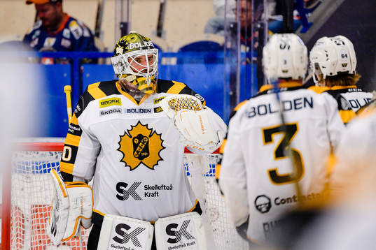 Skellefteås målvakt Gustaf Lindvall jublar