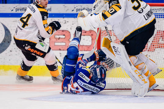 Växjös Brendan Shinnimin krockar med målburen