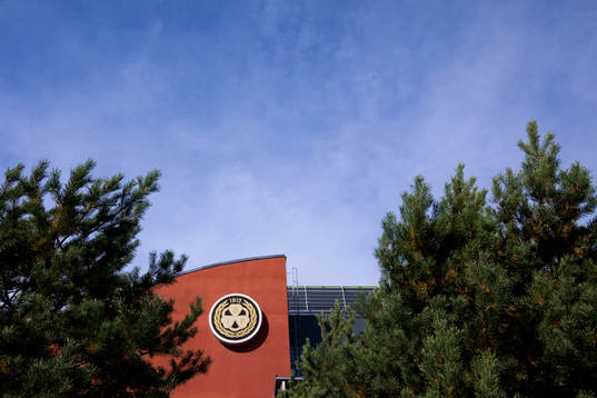 Exteriör av Monitor ERP Arena med Brynäs klubbmärke