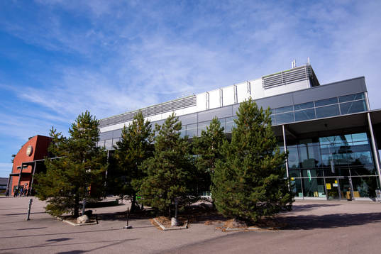 Exteriör av Monitor ERP Arena med Gavlerinkens skylt