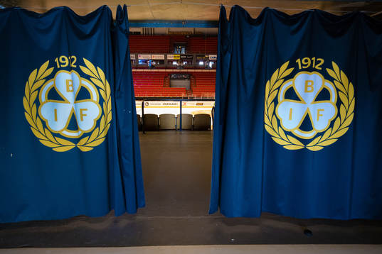 Interiör av Monitor ERP Arena med Brynäs klubbmärken i