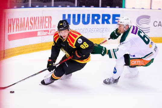Brynäs Jaedon Descheneau och Färjestads Johan Ryno