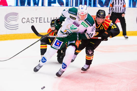 Färjestads Victor Ejdsell och Brynäs Greg Scott