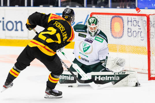 Färjestads målvakt Markus Svensson räddar läge från