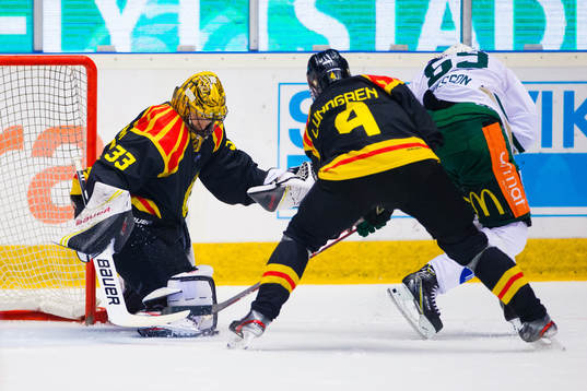 Brynäs målvakt Samuel Ersson med en räddning