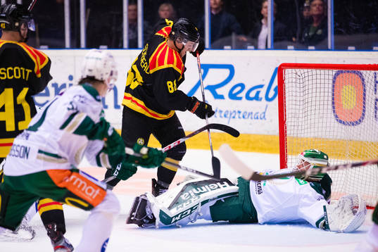 Brynäs Jaedon Descheneau med en målchans framför