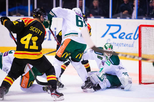 Brynäs Jaedon Descheneau med en målchans framför