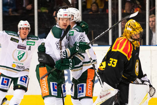 Färjestads Ville Leskinen jublar med lagkamrat