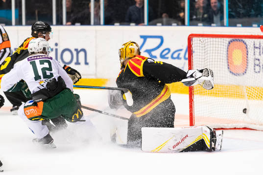 Färjestads Ville Leskinen gör 1-2 bakom Brynäs målvakt