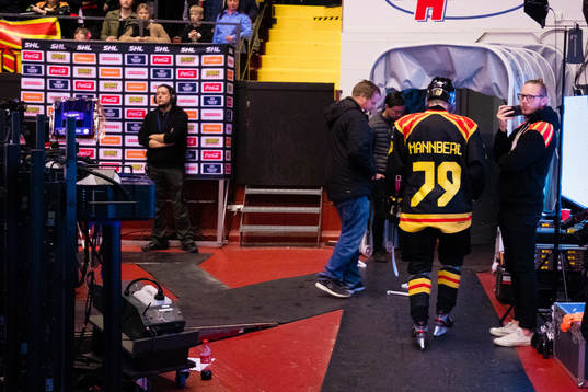 Brynäs Daniel Mannberg lämnar planen