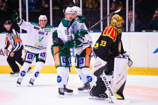 Färjestads Ville Leskinen jublar med Gustav Rydahl