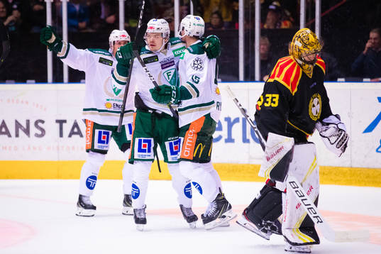 Färjestads Ville Leskinen jublar med Gustav Rydahl