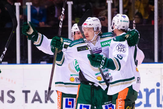 Färjestads Ville Leskinen jublar med Gustav Rydahl