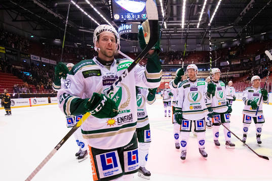 Färjestads Per Åslund jublar med lagkamrater