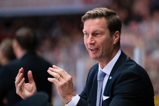 Färjestads huvudtränare Johan Pennerborn gestikulerar