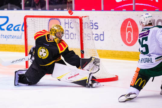 Brynäs målvakt Samuel Ersson med en räddning
