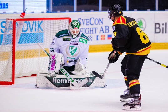 Färjestads målvakt Markus Svensson med en räddning