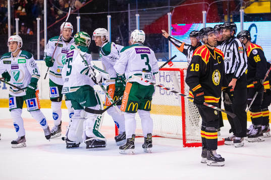 Färjestads målvakt Markus Svensson jublar med lagkamrater