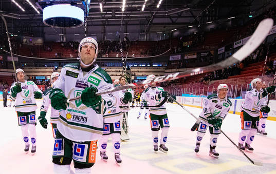 Färjestads Johan Ryno jublar med lagkamrater